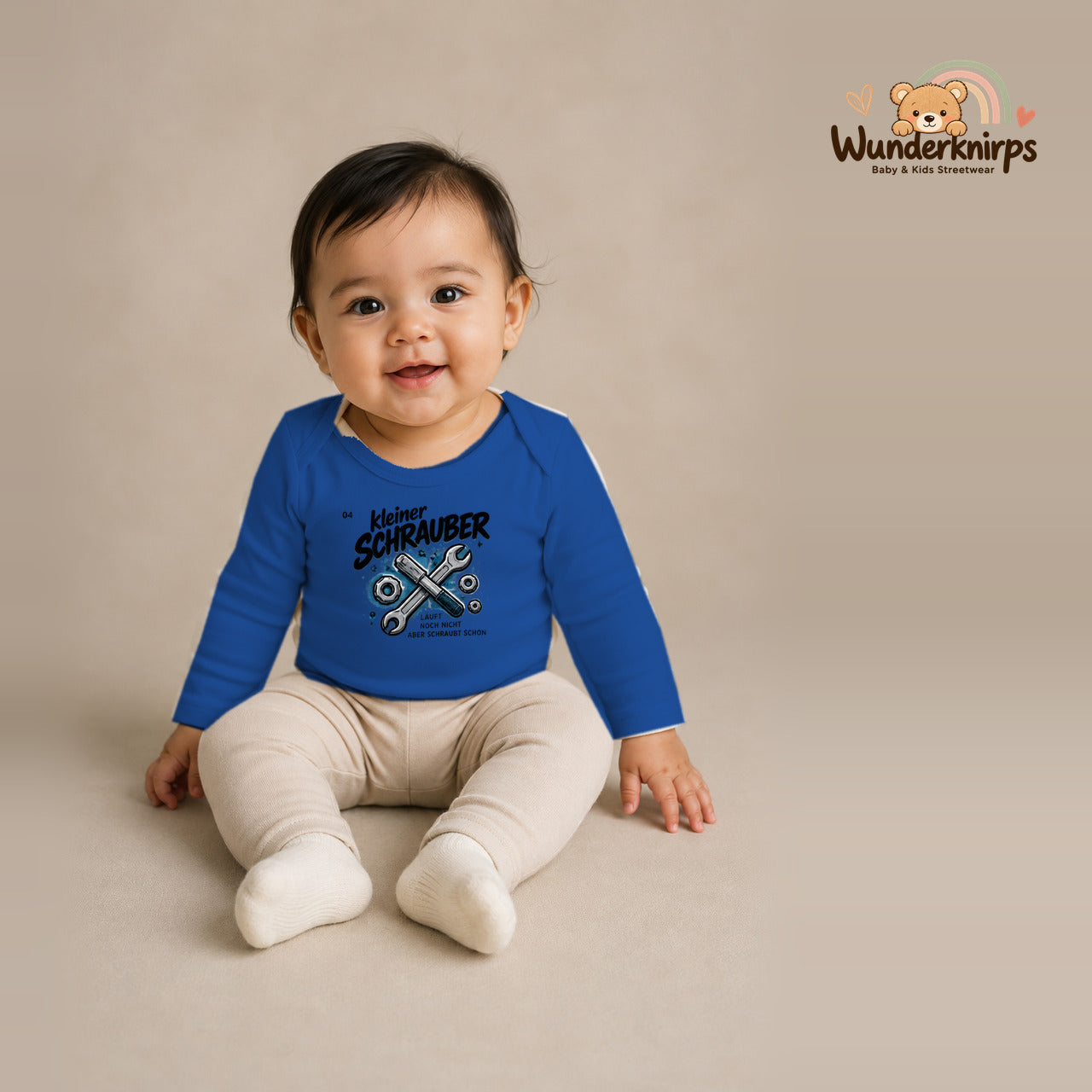 Babybody für Mädchen in Blau mit Motiv „Kleiner Schrauber“, getragen von einem Kind – Wunderknirps.