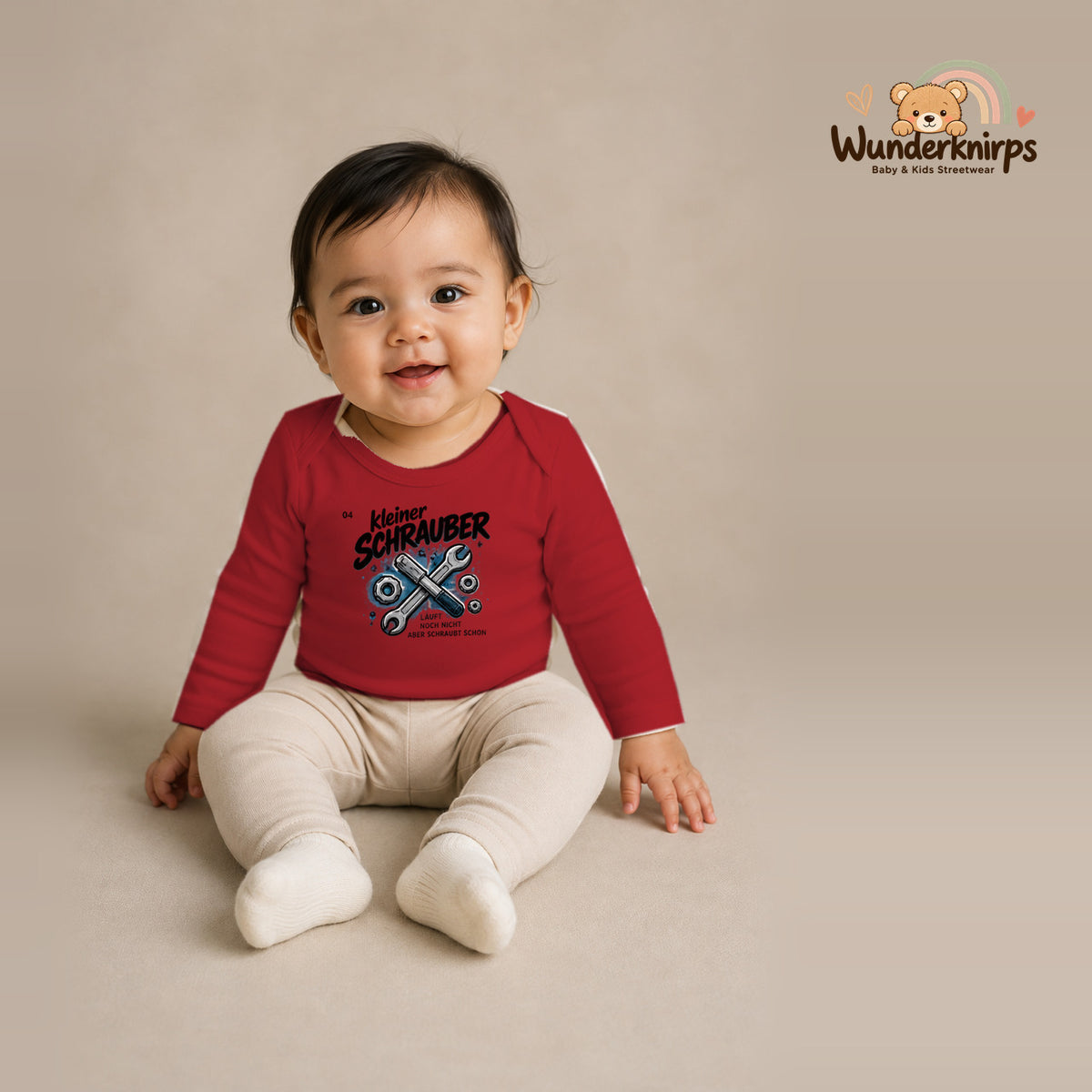 Babybody für Mädchen in Rot mit Motiv „Kleiner Schrauber“, getragen von einem Kind – Wunderknirps.