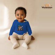 Babybody für Mädchen in Blau mit Motiv „Kleiner Schrauber“, getragen von einem Kind – Wunderknirps.