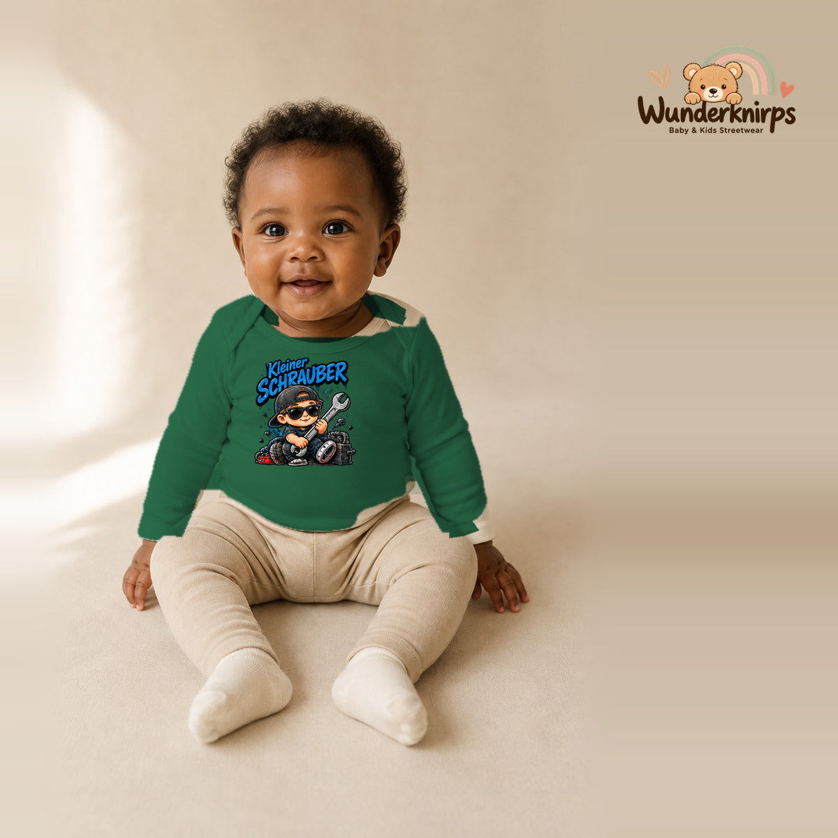 Babybody für Mädchen in Grün mit Motiv „Kleiner Schrauber“, getragen von einem Kind – Wunderknirps.