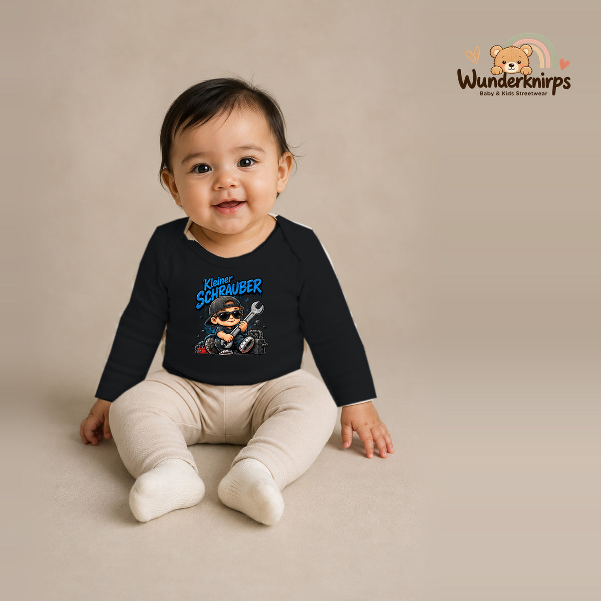 Babybody für Mädchen in Schwarz mit Motiv „Kleiner Schrauber“, getragen von einem Kind – Wunderknirps.