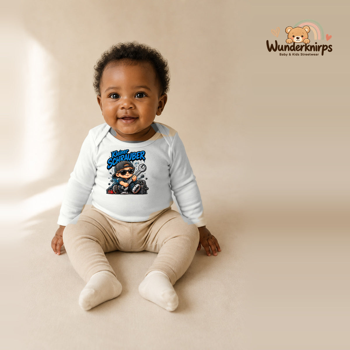 Babybody für Mädchen in Weiß mit Motiv „Kleiner Schrauber“, getragen von einem Kind – Wunderknirps.