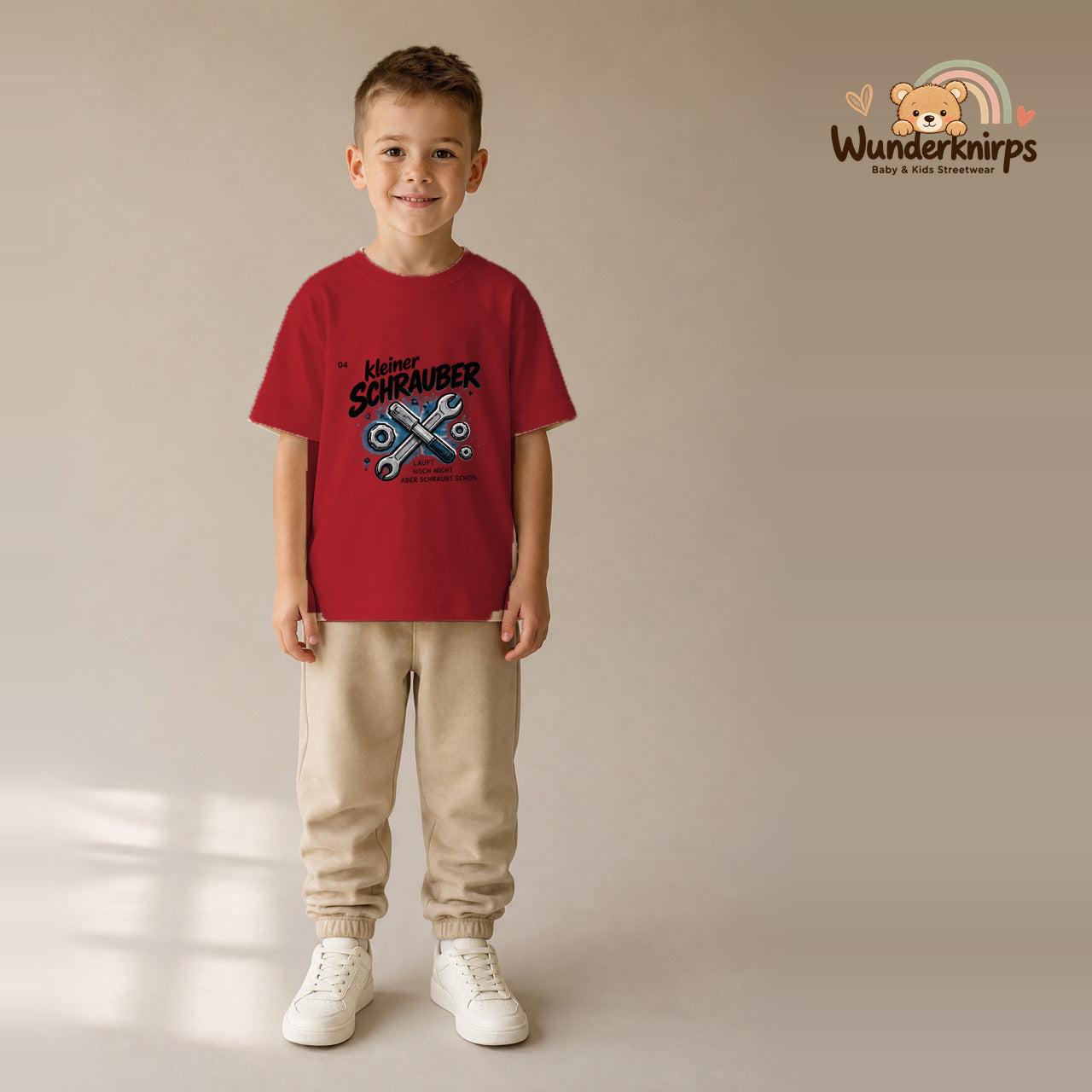 T-Shirt für Jungen in Rot mit Motiv „Kleiner Schrauber“, getragen von einem Kind – Wunderknirps.