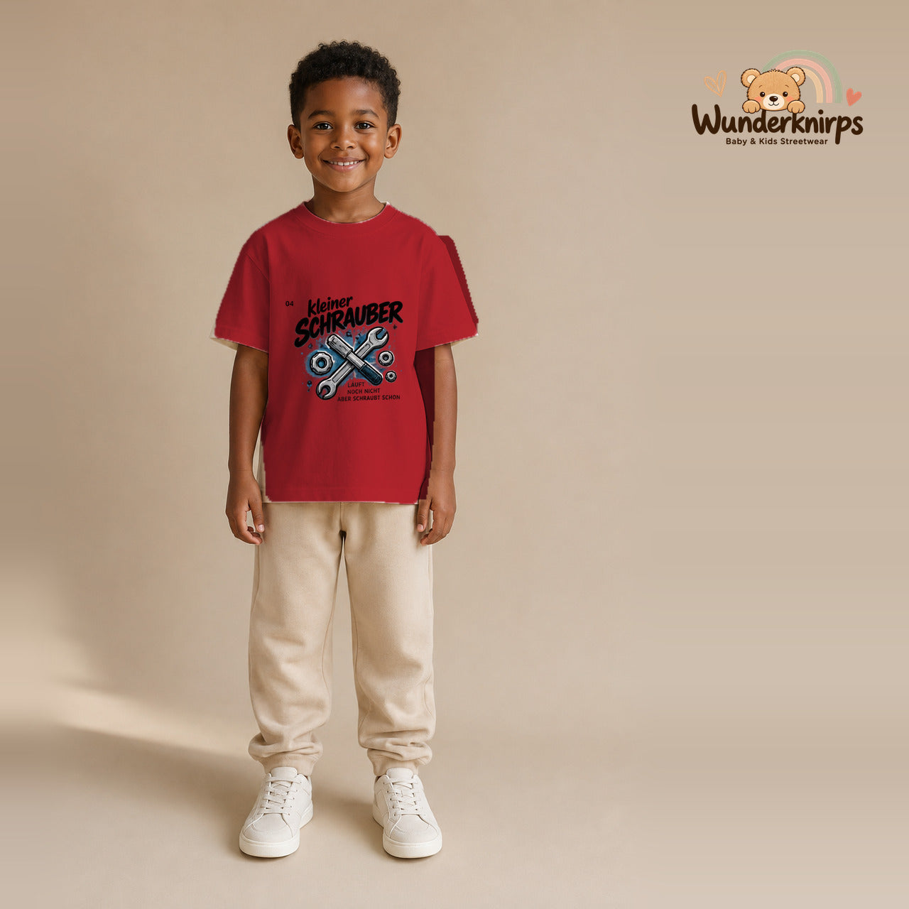 T-Shirt für Jungen in Rot mit Motiv „Kleiner Schrauber“, getragen von einem Kind – Wunderknirps.