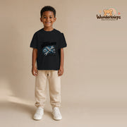 T-Shirt für Jungen in Schwarz mit Motiv „Kleiner Schrauber“, getragen von einem Kind – Wunderknirps.