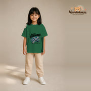 T-Shirt für Mädchen in Grün mit Motiv „Kleiner Schrauber“, getragen von einem Kind – Wunderknirps.