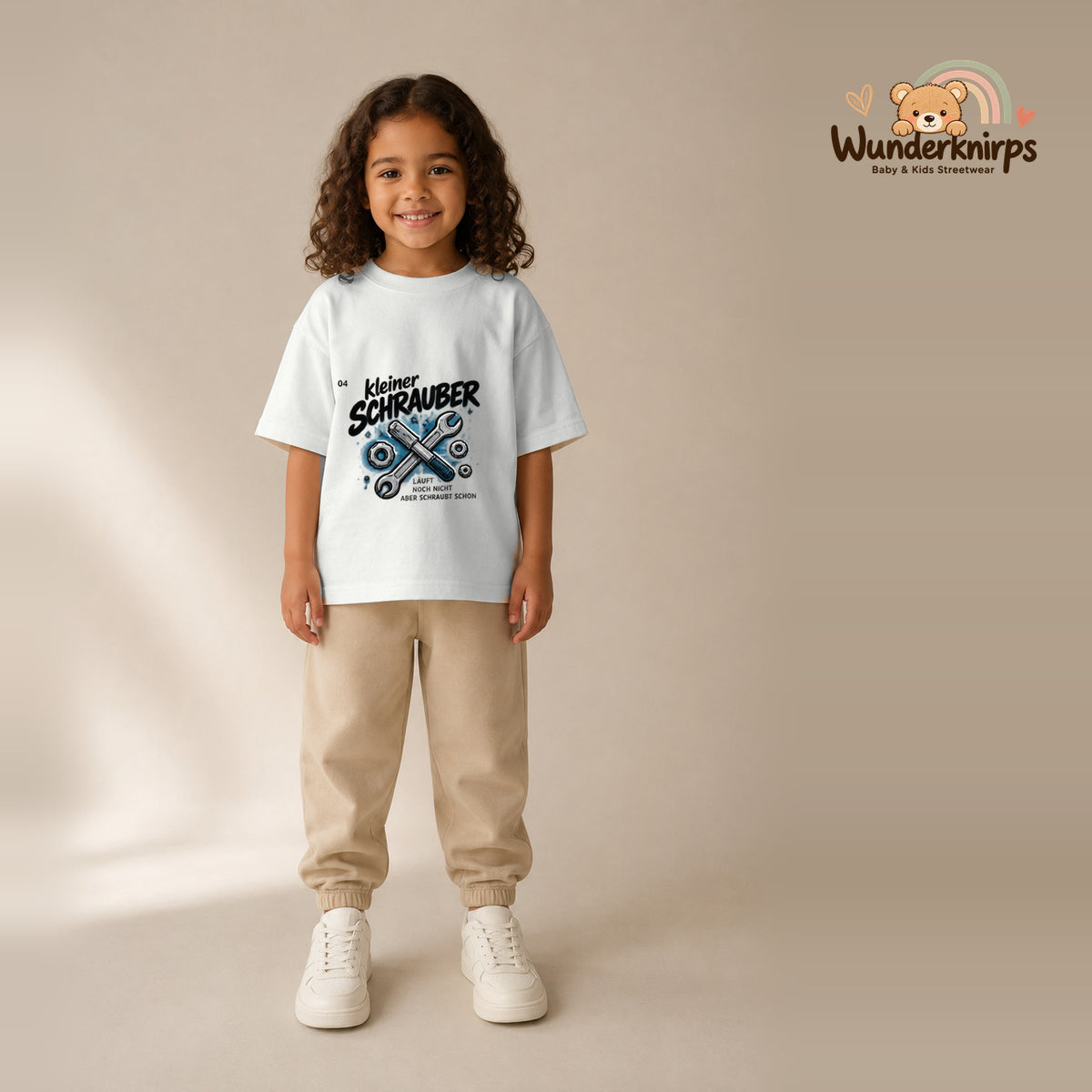T-Shirt für Mädchen in Weiß mit Motiv „Kleiner Schrauber“, getragen von einem Kind – Wunderknirps.