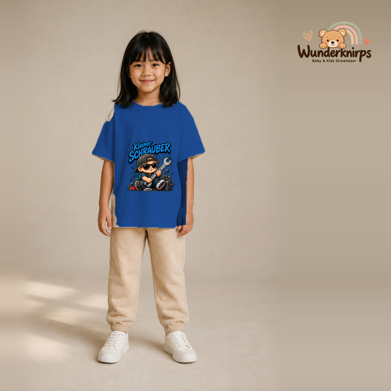 T-Shirt für Mädchen in Blau mit Motiv „Kleiner Schrauber“, getragen von einem Kind – Wunderknirps.