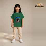 T-Shirt für Mädchen in Grün mit Motiv „Kleiner Schrauber“, getragen von einem Kind – Wunderknirps.