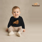 Babybody für Jungen in Schwarz mit Motiv „Kleiner Tischler“, getragen von einem Kind – Wunderknirps.