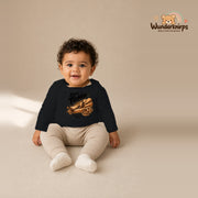 Babybody für Jungen in Schwarz mit Motiv „Kleiner Tischler“, getragen von einem Kind – Wunderknirps.