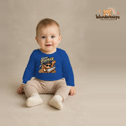 Babybody für Jungen in Blau mit Motiv „Kleiner Tischler“, getragen von einem Kind – Wunderknirps.