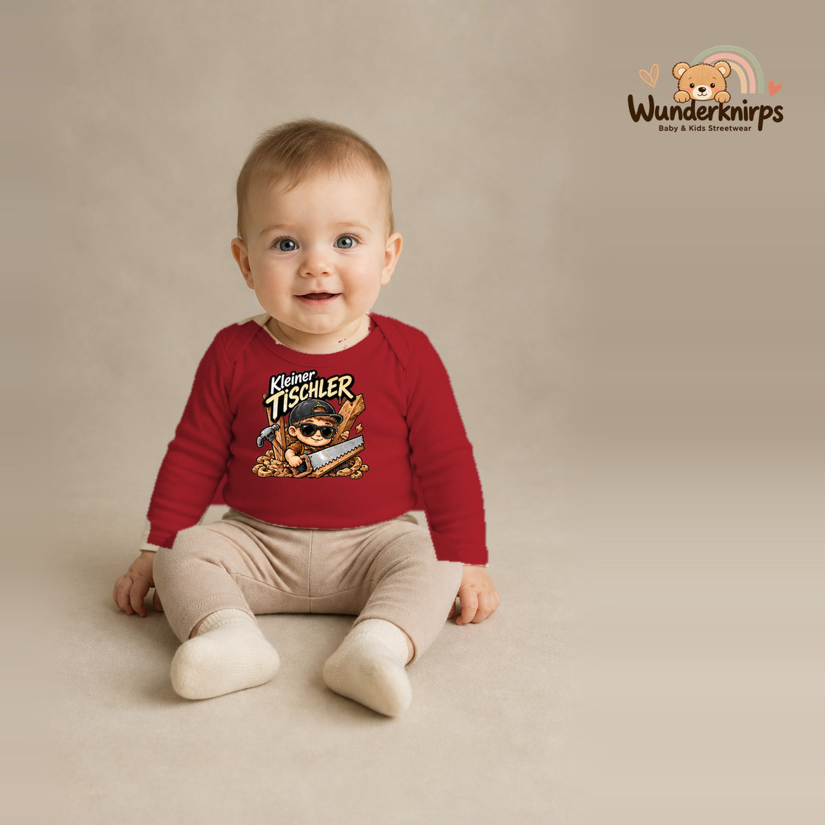 Babybody für Jungen in Rot mit Motiv „Kleiner Tischler“, getragen von einem Kind – Wunderknirps.
