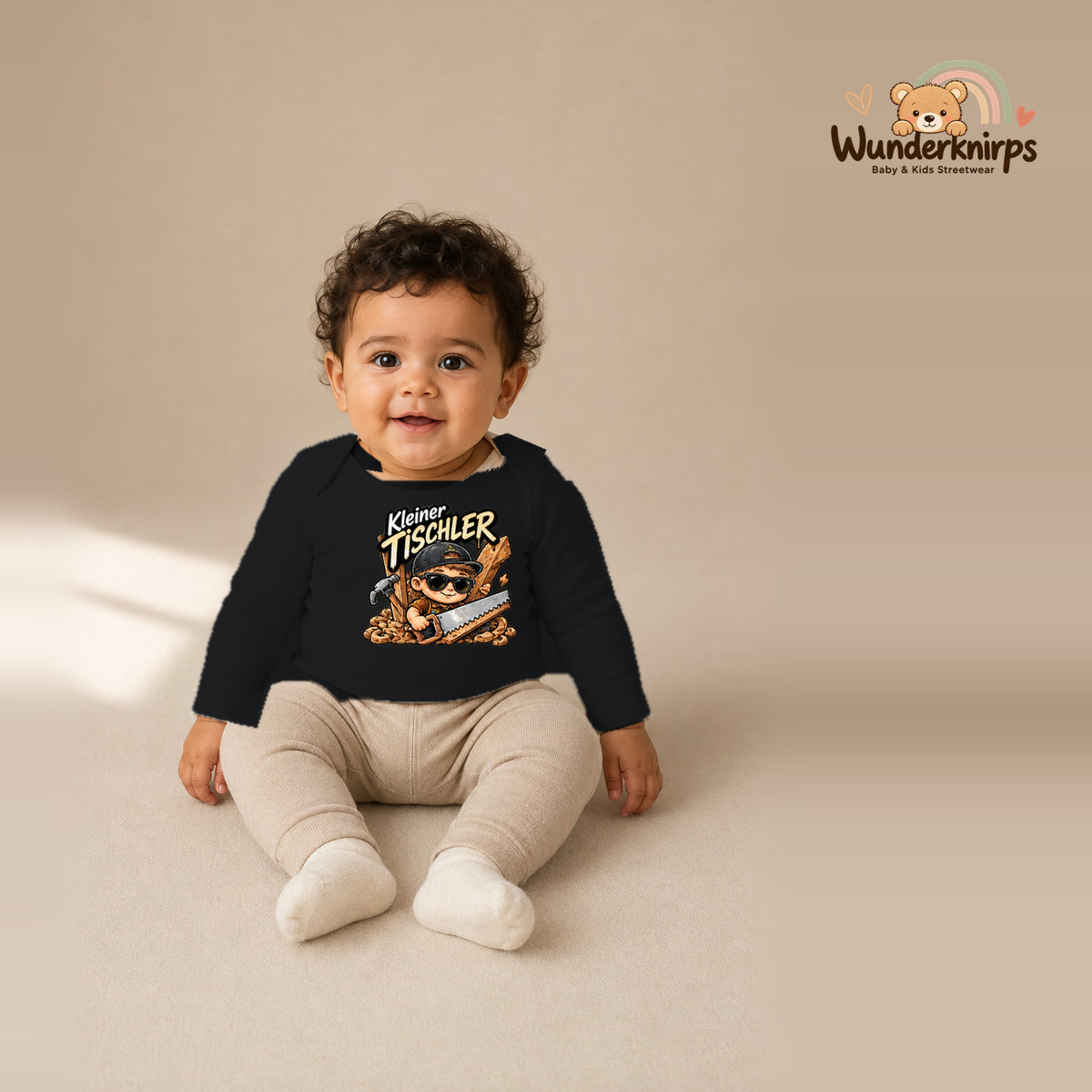 Babybody für Jungen in Schwarz mit Motiv „Kleiner Tischler“, getragen von einem Kind – Wunderknirps.