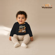 Babybody für Jungen in Schwarz mit Motiv „Kleiner Tischler“, getragen von einem Kind – Wunderknirps.
