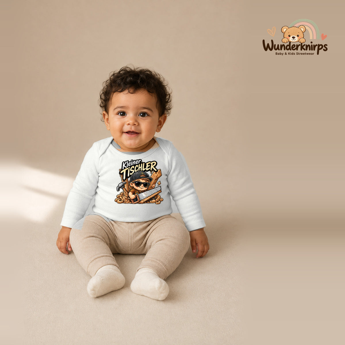 Babybody für Jungen in Weiß mit Motiv „Kleiner Tischler“, getragen von einem Kind – Wunderknirps.