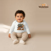 Babybody für Jungen in Weiß mit Motiv „Kleiner Tischler“, getragen von einem Kind – Wunderknirps.