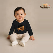 Babybody für Mädchen in Schwarz mit Motiv „Kleiner Tischler“, getragen von einem Kind – Wunderknirps.