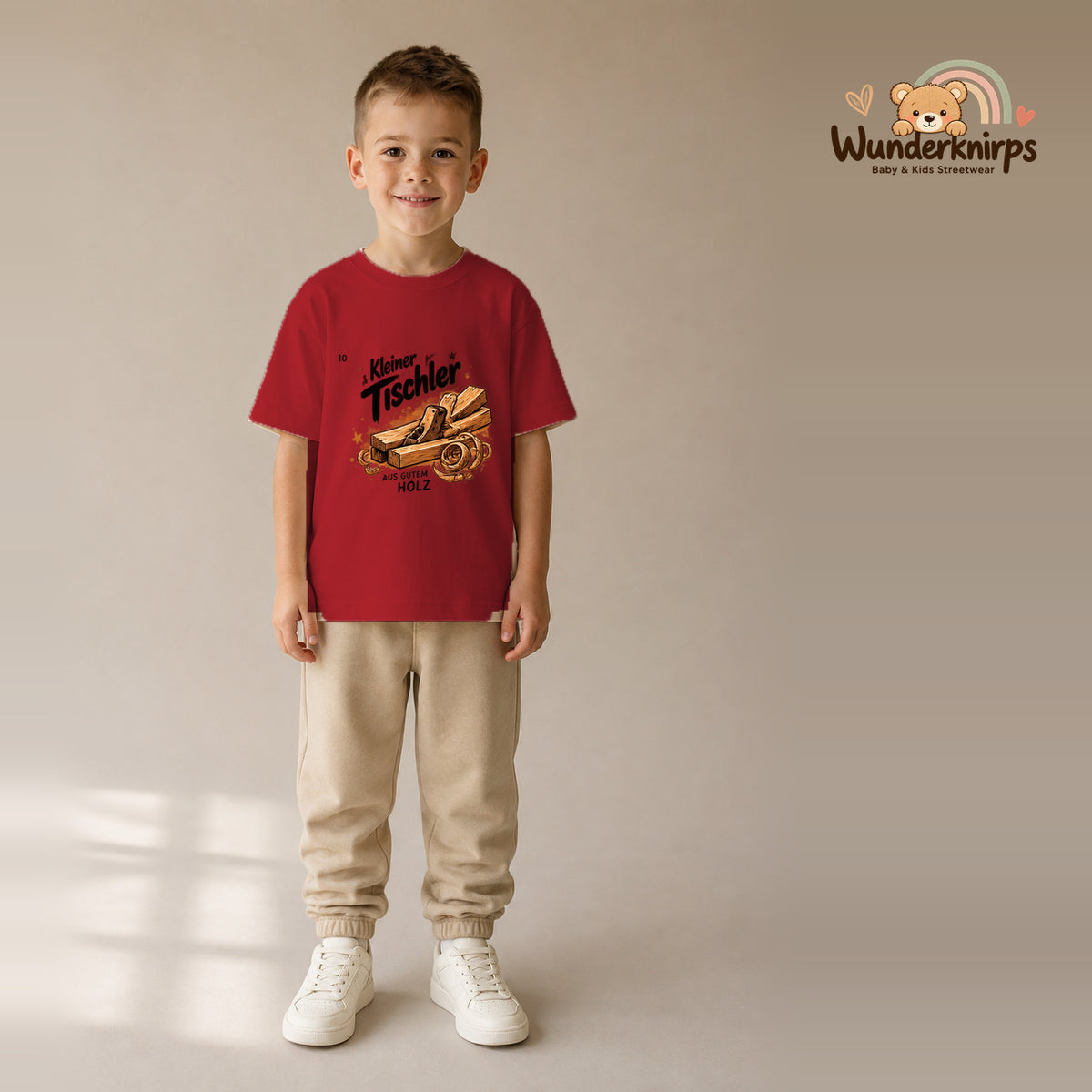 T-Shirt für Jungen in Rot mit Motiv „Kleiner Tischler“, getragen von einem Kind – Wunderknirps.