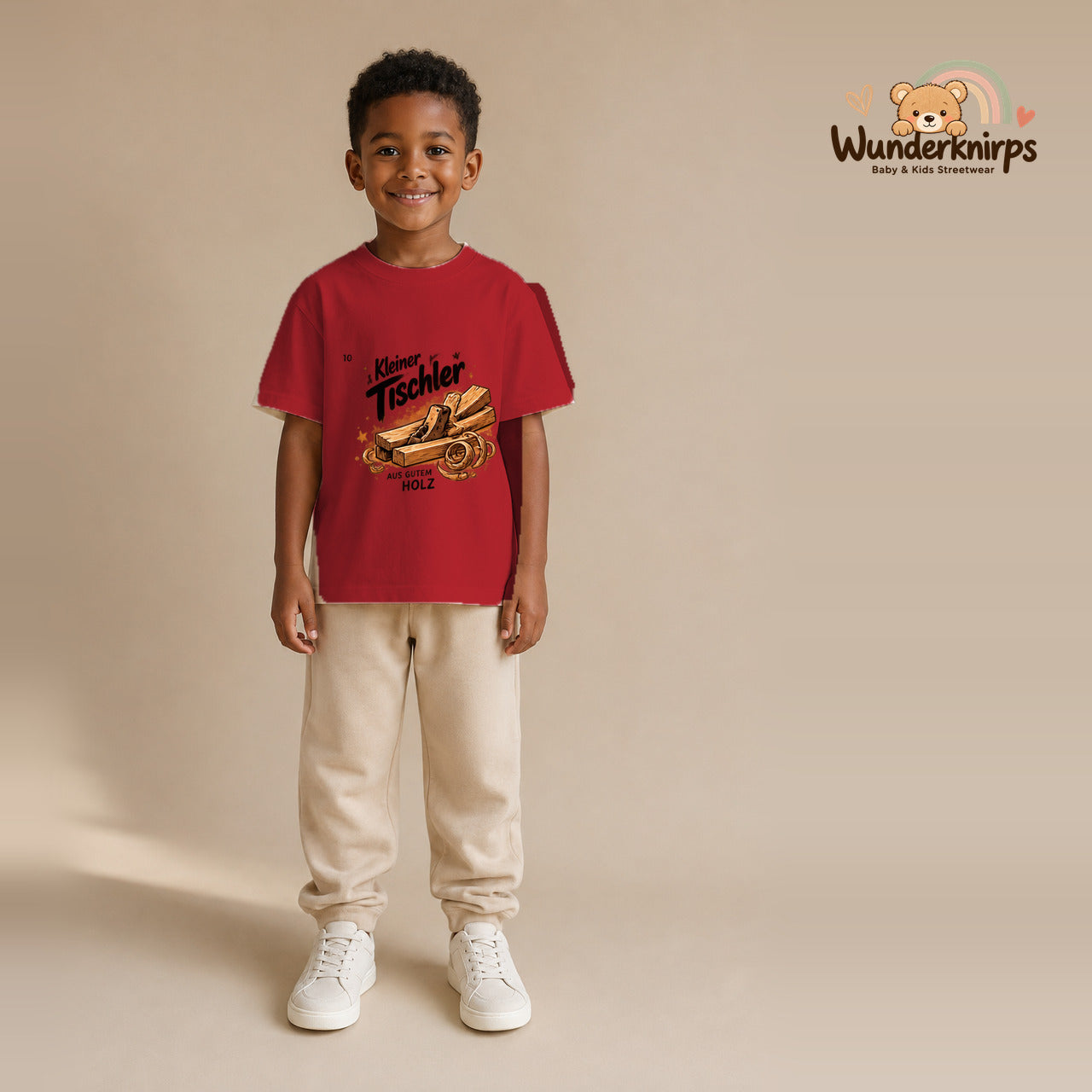 T-Shirt für Jungen in Rot mit Motiv „Kleiner Tischler“, getragen von einem Kind – Wunderknirps.