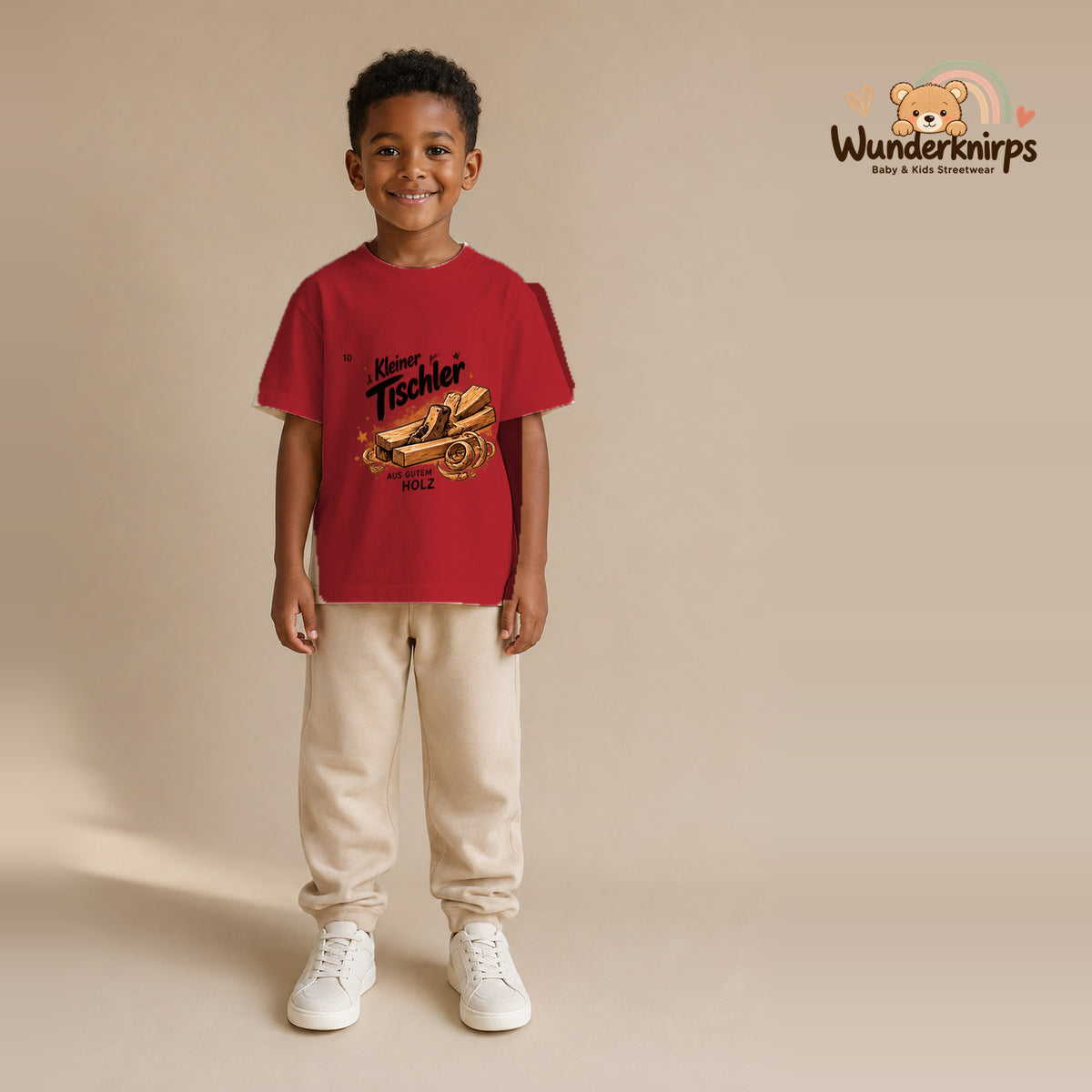T-Shirt für Jungen in Rot mit Motiv „Kleiner Tischler“, getragen von einem Kind – Wunderknirps.