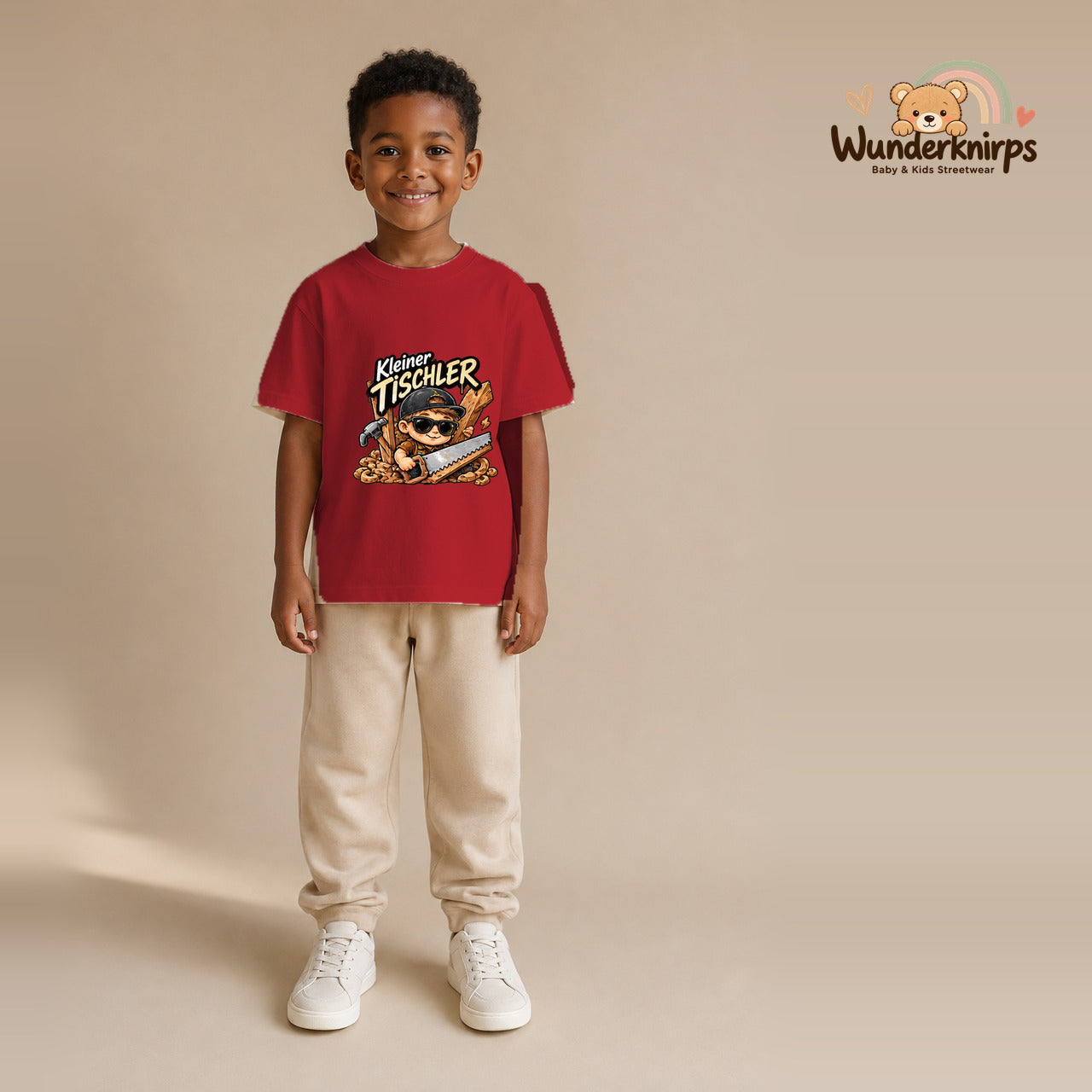 T-Shirt für Jungen in Rot mit Motiv „Kleiner Tischler“, getragen von einem Kind – Wunderknirps.