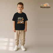 T-Shirt für Jungen in Schwarz mit Motiv „Kleiner Tischler“, getragen von einem Kind – Wunderknirps.