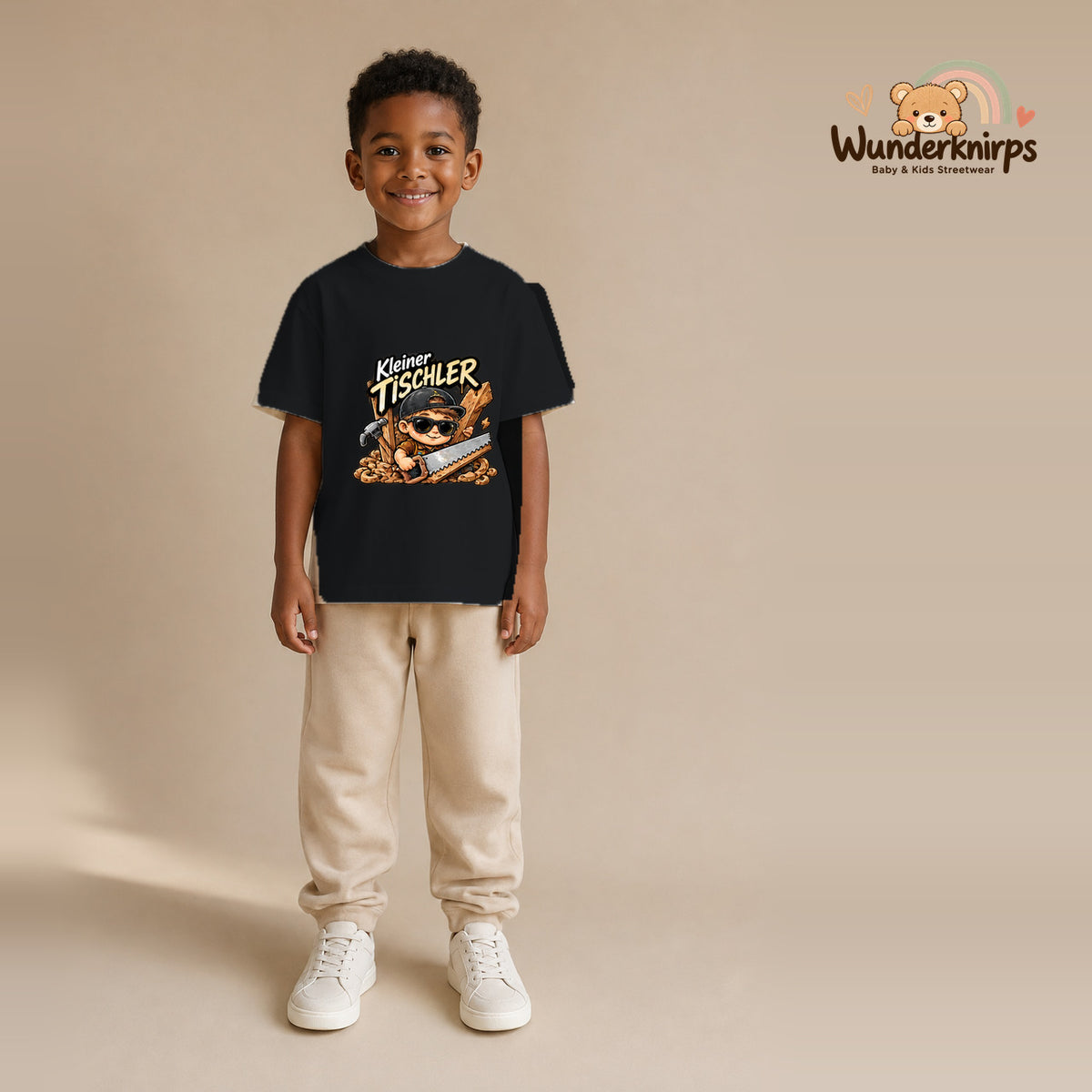 T-Shirt für Jungen in Schwarz mit Motiv „Kleiner Tischler“, getragen von einem Kind – Wunderknirps.