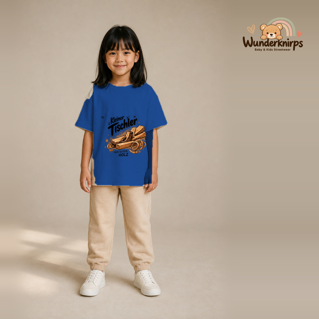 T-Shirt für Mädchen in Blau mit Motiv „Kleiner Tischler“, getragen von einem Kind – Wunderknirps.