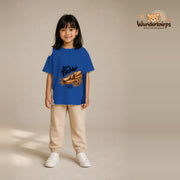T-Shirt für Mädchen in Blau mit Motiv „Kleiner Tischler“, getragen von einem Kind – Wunderknirps.