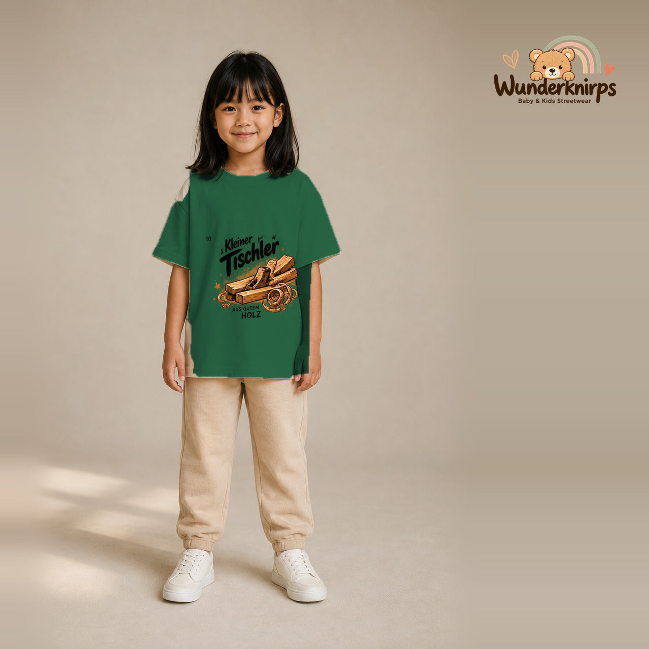 T-Shirt für Mädchen in Grün mit Motiv „Kleiner Tischler“, getragen von einem Kind – Wunderknirps.