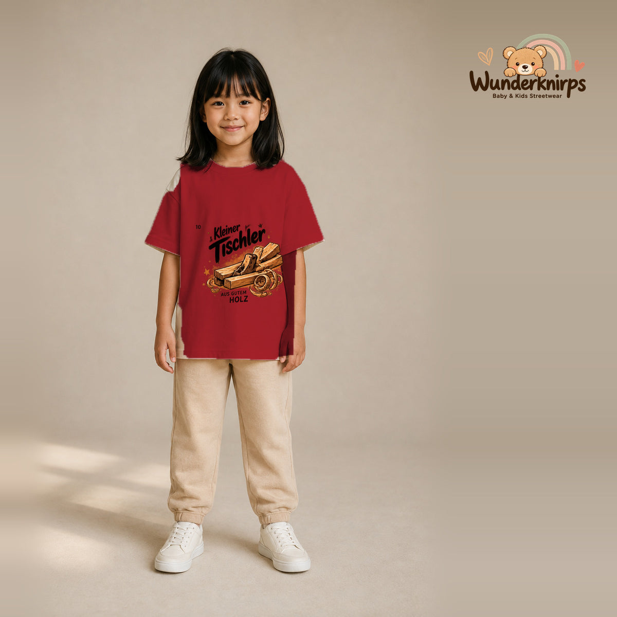 T-Shirt für Mädchen in Rot mit Motiv „Kleiner Tischler“, getragen von einem Kind – Wunderknirps.