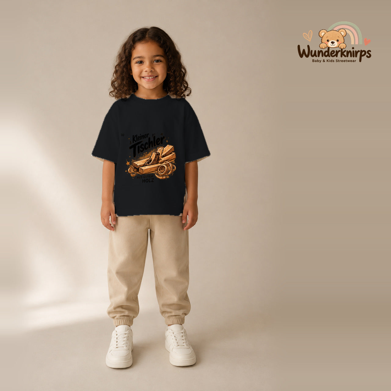 T-Shirt für Mädchen in Schwarz mit Motiv „Kleiner Tischler“, getragen von einem Kind – Wunderknirps.