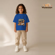 T-Shirt für Mädchen in Blau mit Motiv „Kleiner Tischler“, getragen von einem Kind – Wunderknirps.