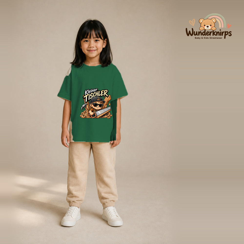 T-Shirt für Mädchen in Grün mit Motiv „Kleiner Tischler“, getragen von einem Kind – Wunderknirps.
