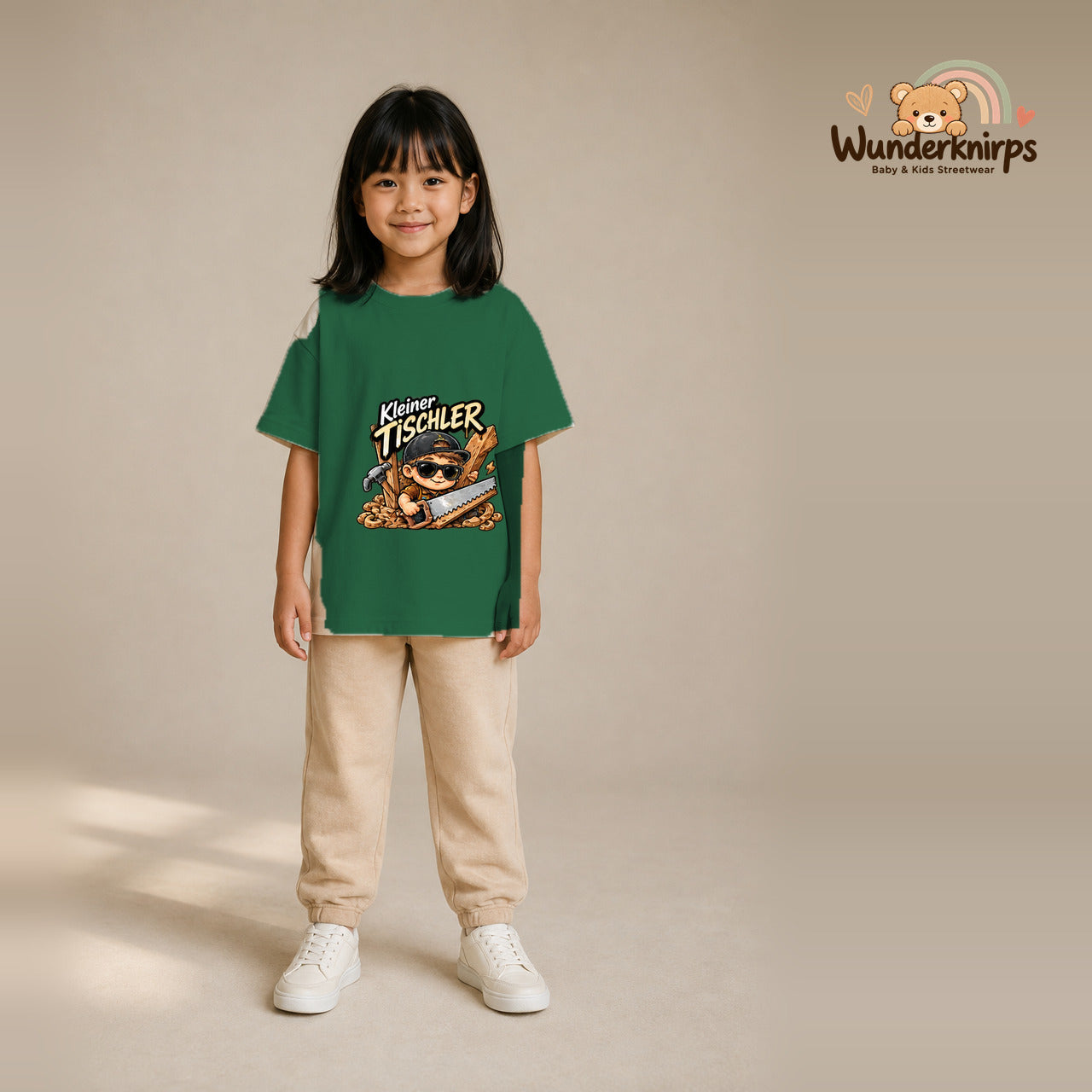 T-Shirt für Mädchen in Grün mit Motiv „Kleiner Tischler“, getragen von einem Kind – Wunderknirps.