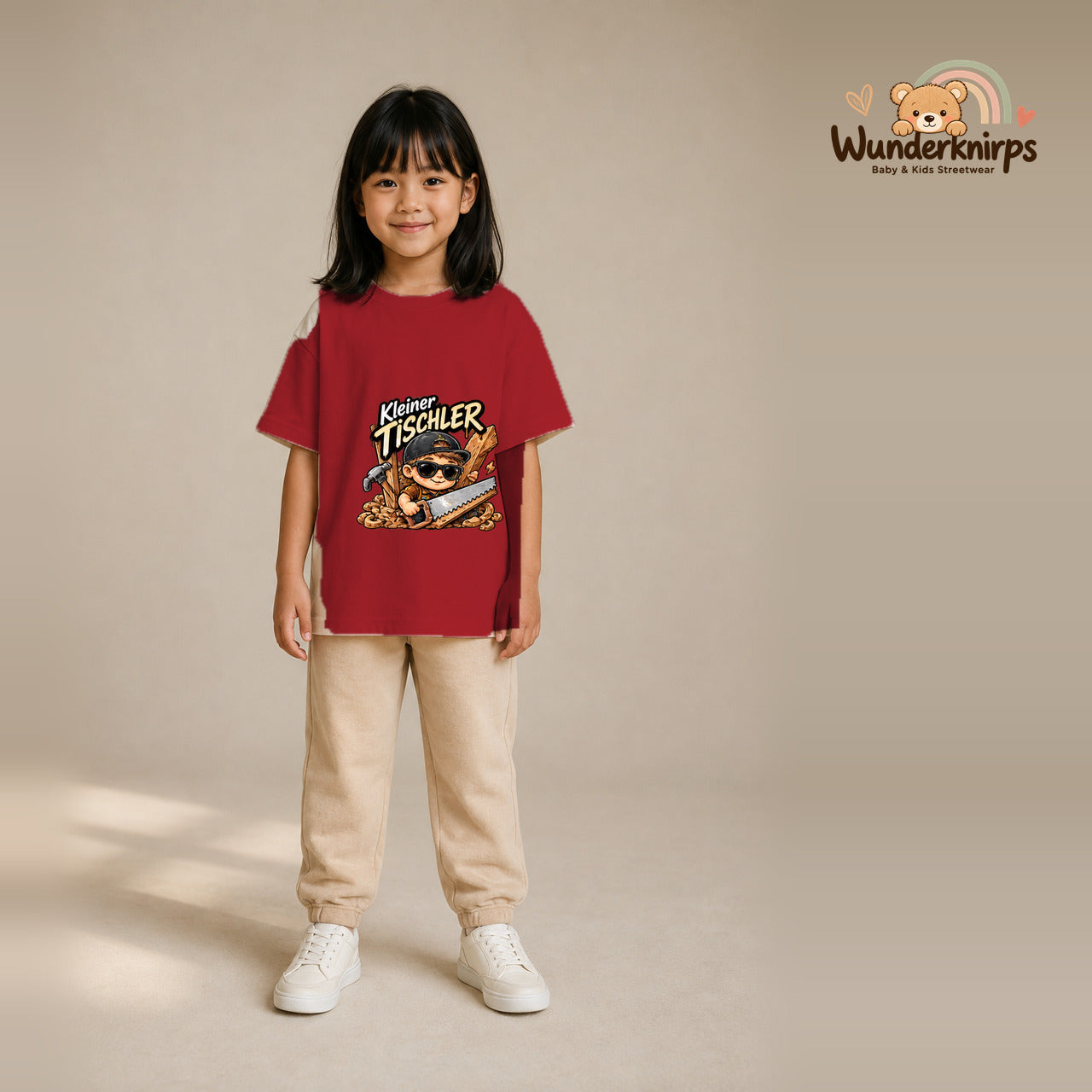 T-Shirt für Mädchen in Rot mit Motiv „Kleiner Tischler“, getragen von einem Kind – Wunderknirps.