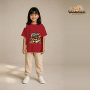 T-Shirt für Mädchen in Rot mit Motiv „Kleiner Tischler“, getragen von einem Kind – Wunderknirps.