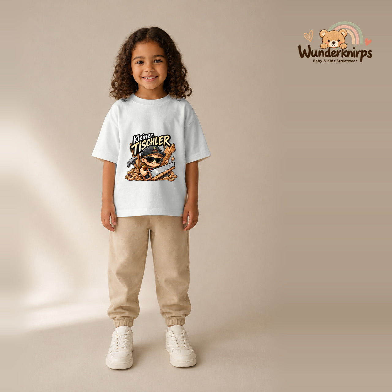 T-Shirt für Mädchen in Weiß mit Motiv „Kleiner Tischler“, getragen von einem Kind – Wunderknirps.