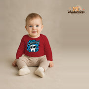 Babybody für Jungen in Rot mit Motiv „Kleiner Zahnarzt“, getragen von einem Kind – Wunderknirps.