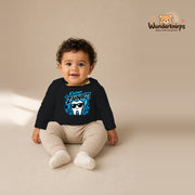 Babybody für Jungen in Schwarz mit Motiv „Kleiner Zahnarzt“, getragen von einem Kind – Wunderknirps.