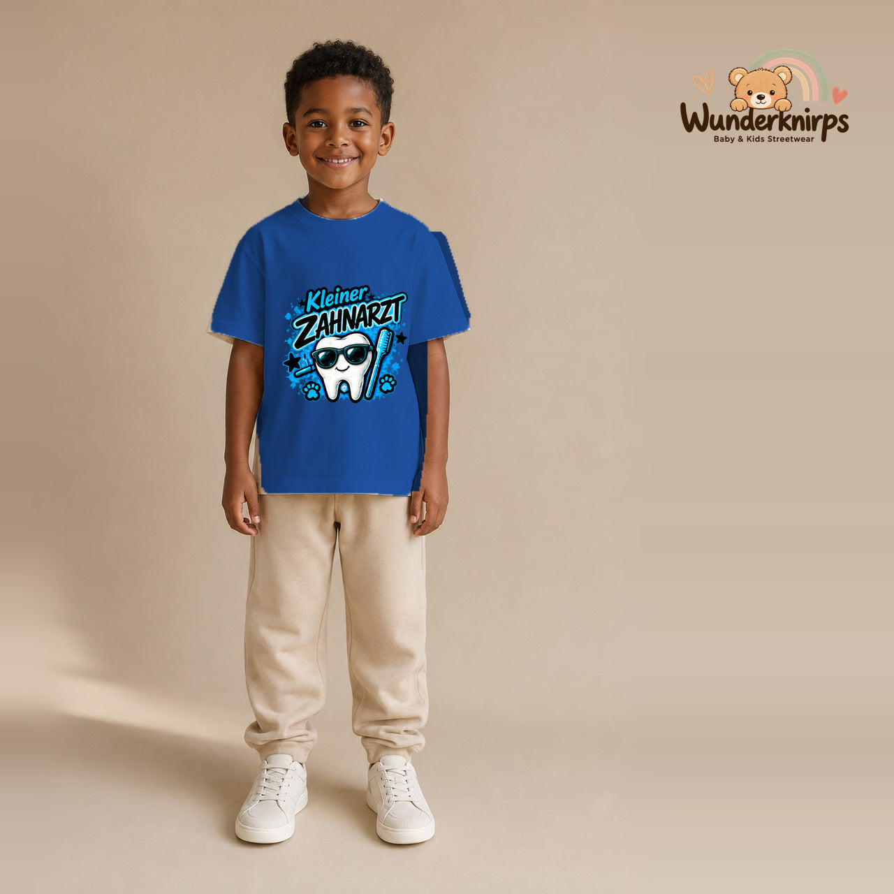 T-Shirt für Jungen in Blau mit Motiv „Kleiner Zahnarzt“, getragen von einem Kind – Wunderknirps.
