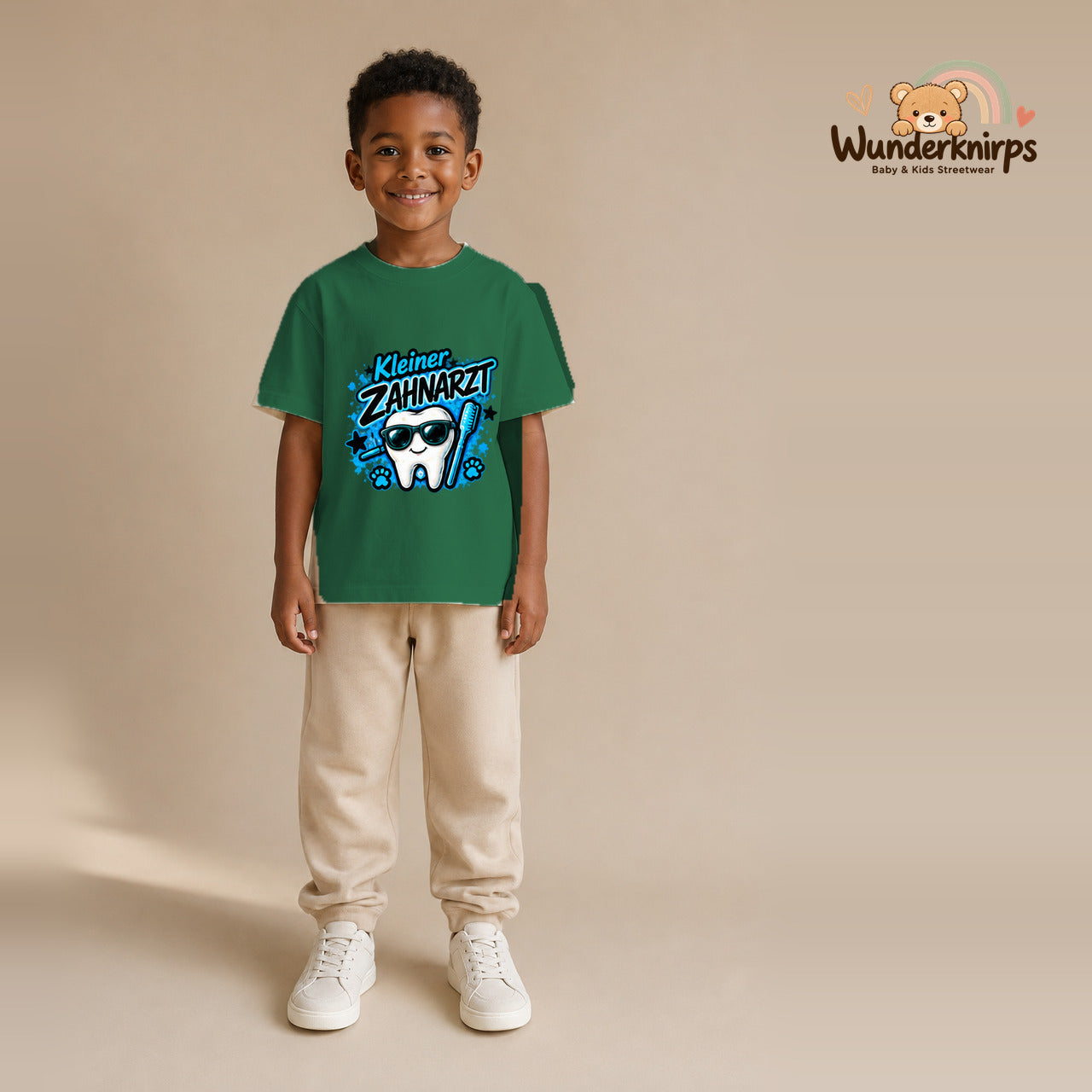 T-Shirt für Jungen in Grün mit Motiv „Kleiner Zahnarzt“, getragen von einem Kind – Wunderknirps.