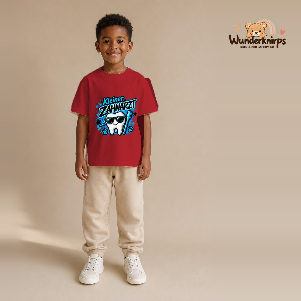 T-Shirt für Jungen in Rot mit Motiv „Kleiner Zahnarzt“, getragen von einem Kind – Wunderknirps.