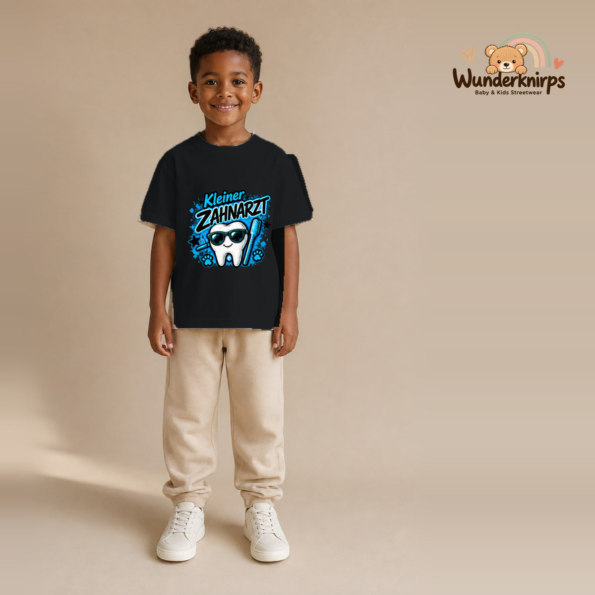 T-Shirt für Jungen in Schwarz mit Motiv „Kleiner Zahnarzt“, getragen von einem Kind – Wunderknirps.