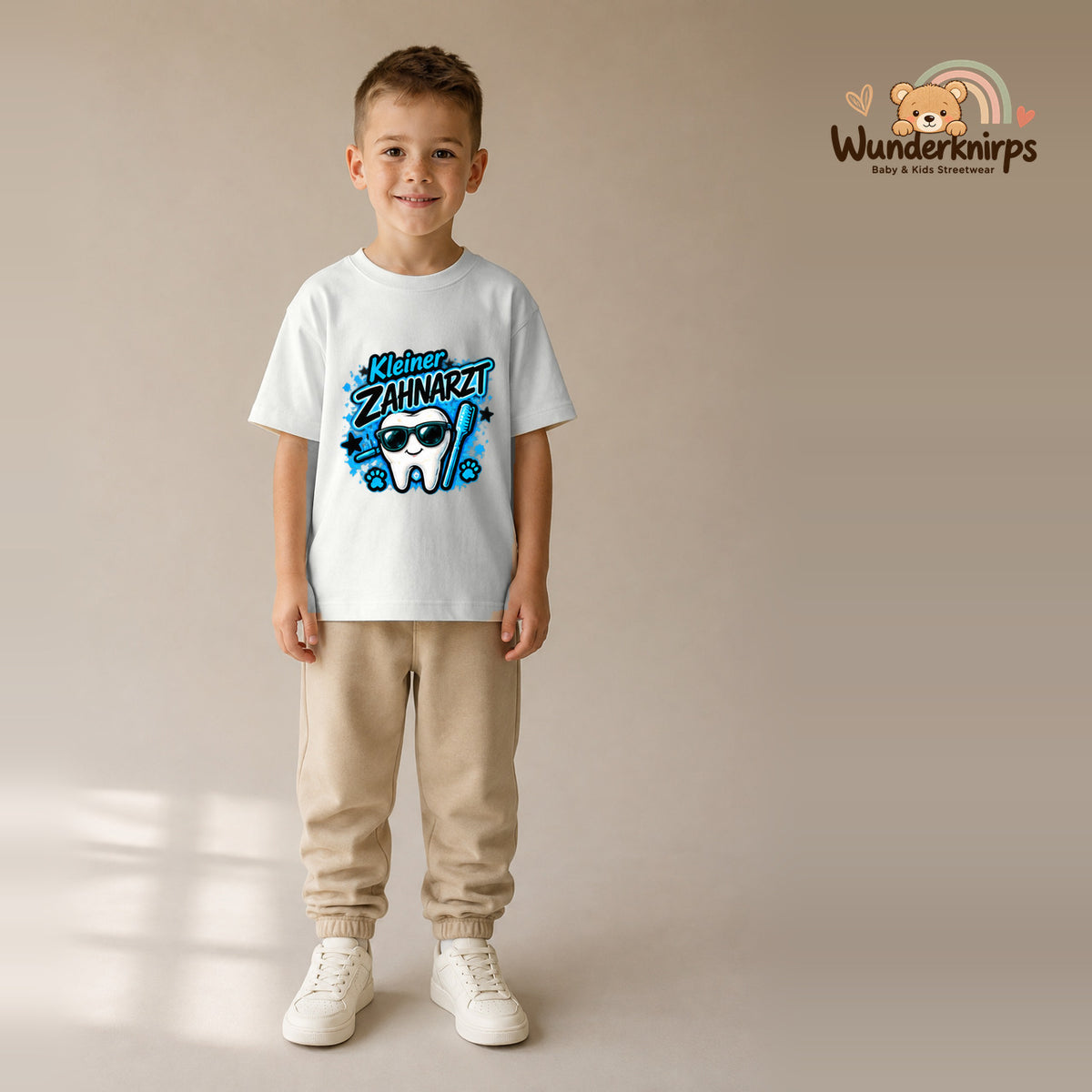 T-Shirt für Jungen in Weiß mit Motiv „Kleiner Zahnarzt“, getragen von einem Kind – Wunderknirps.