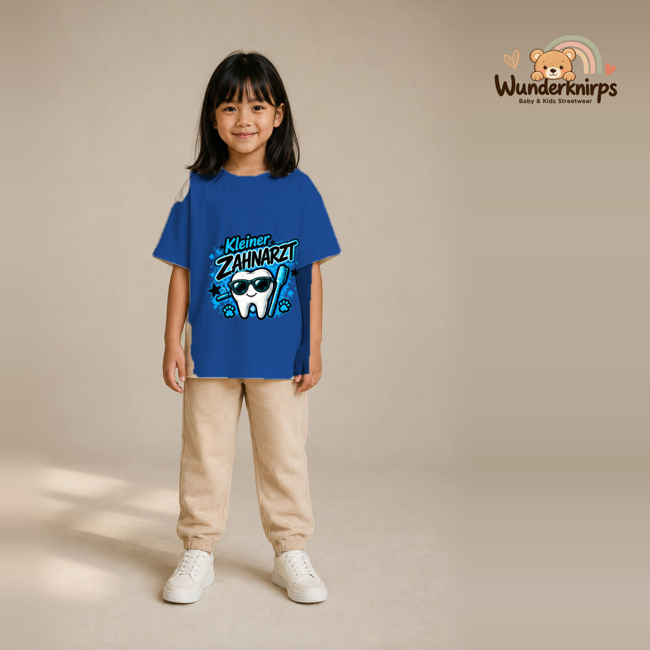 T-Shirt für Mädchen in Blau mit Motiv „Kleiner Zahnarzt“, getragen von einem Kind – Wunderknirps.
