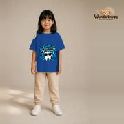T-Shirt für Mädchen in Blau mit Motiv „Kleiner Zahnarzt“, getragen von einem Kind – Wunderknirps.