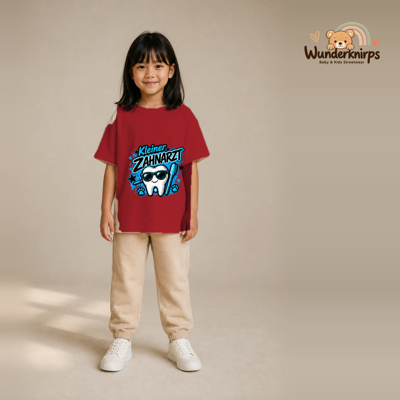 T-Shirt für Mädchen in Rot mit Motiv „Kleiner Zahnarzt“, getragen von einem Kind – Wunderknirps.