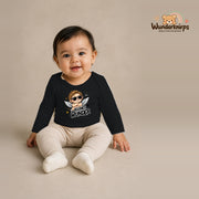 Babybody für Mädchen in Schwarz mit Motiv „Kleines Wunder“, getragen von einem Kind – Wunderknirps.